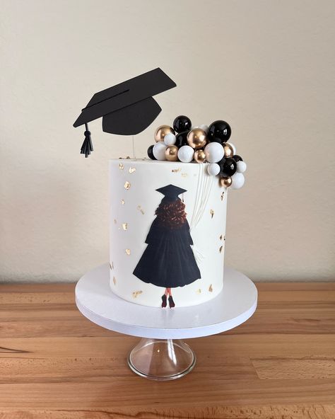 It’s graduation day! Custom cakes in Orlando Fl./Tortas personalizadas en Orlando Fl #cakesinorlando #customcakesinorlando #thecitybeautifulcakes #cakeart #orlandofl #graduationcake Graduation Cake Ideas Engineer, Birthday Graduation Cakes, 18th Birthday And Graduation Cake, Matric Cakes, Birthday And Graduation Cake, Graduate Cake Ideas, Graduation Cakes 2024, Elegant Graduation Cakes, Cute Graduation Cakes