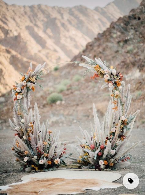 Unique Altar Wedding, Unique Arches Wedding, Bohemian Desert Wedding, Desert Wedding Arch Ideas, Desert Wedding Altar, Desert Boho Wedding Decor, Summer Desert Wedding, Desert Winter Wedding, Outdoor Desert Wedding Ideas