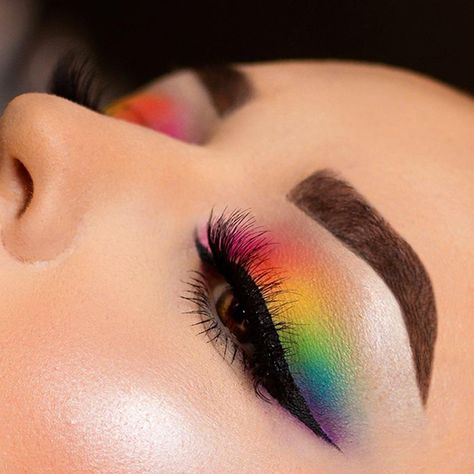 Via www.achotendencia.com maquiagem, colorida, rainbow, arco iris, carnaval, neon, onde comprar, como fazer Rainbow Eye Makeup, Devil Makeup, Rainbow Eyeshadow, Makeup Ojos, Girly Vibes, Cute Eye Makeup, Pride Makeup, Rave Makeup, Summer Makeup Looks