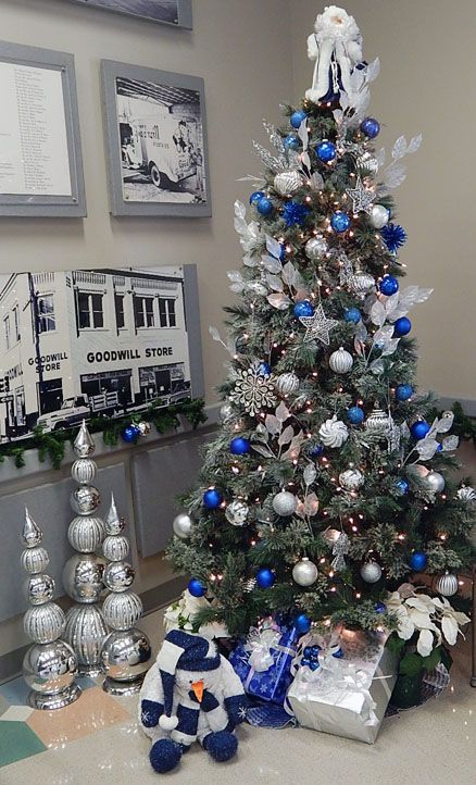 Christmas Foyer, Blue Christmas Tree Decorations, Christmas Tables, Christmas Tree Inspo, Easy Diy Ideas, Christmas Cones, Blue Christmas Decor, Hanukkah Decorations, Blue Christmas Tree