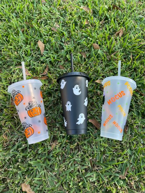 Halloween Cup Ideas Vinyl, Halloween Cups Vinyl, Vinyl Halloween Cups, Name Tumbler With Ghost, Starbucks Cup Halloween, Starbucks Cups Personalized Halloween, Glass Tumbler Design, Get Ready For Halloween, Halloween Vinyl