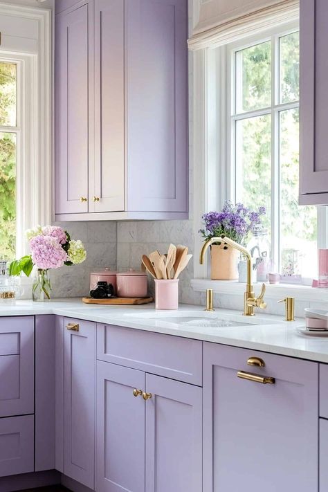 Light Purple Kitchen Walls, Purple House Interior Ideas, Pastel Kitchen Ideas, Purple Kitchen Walls, Purple Kitchen Cabinets, Lilac House, Lilac Kitchen, First Apartment Goals, Violet Kitchen