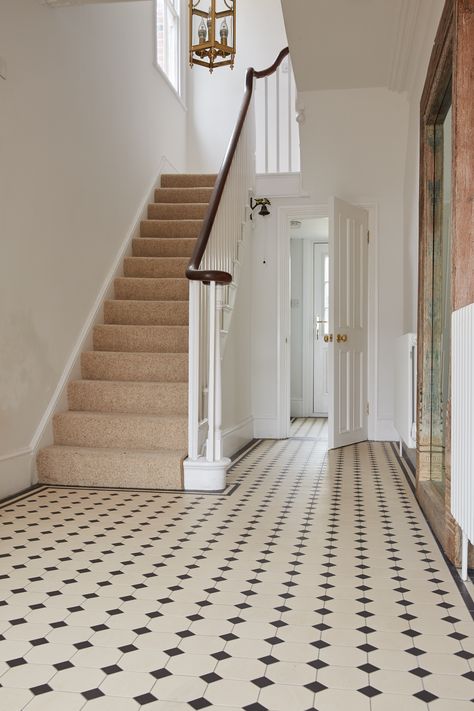 English Floor Tiles, Hallway Tiles Floor Modern, Simple Floor Tiles Design, Classic Tile Flooring, Tiled Hallway Floor Victorian, Hallway Tiles Ideas, Historic Tile Floor, Edwardian Tiled Hallway, Vintage Tile Floor Entryway