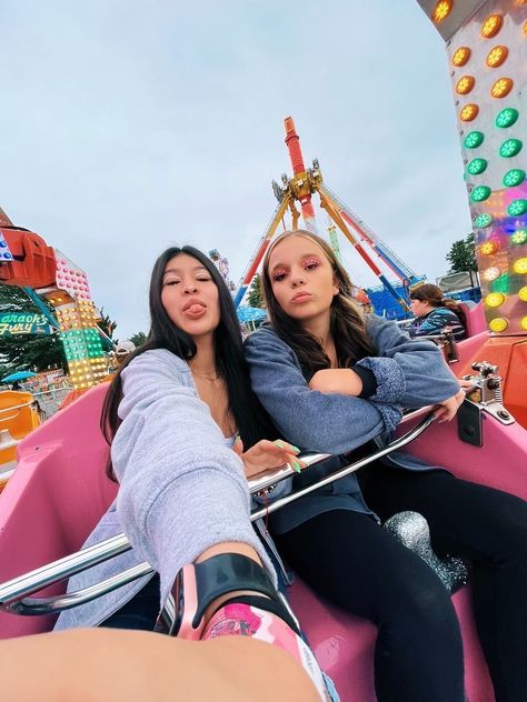 Aesthetic Carnival Pictures, Kings Island Aesthetic, Fair Pictures Friends, Fair Photo Ideas, Fair Aesthetic Friends, Fair Aesthetic Outfits, Fair Instagram Pictures, Summer Fair Aesthetic, Cute Fair Outfits