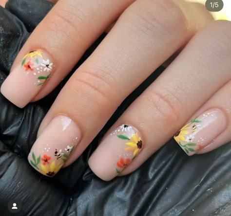 Pretty Autumn Nails, Summer Into Fall Nails, Sunflower Manicure, Gel Nail Ideas Summer, Sunflower Fall Nails, Fall Sunflower Nails, Fall Flower Nails, Sunflower Nails Design, Fall Floral Nails