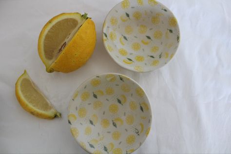 Lemon Plate Pottery, Lemon Ceramic Bowl, Lemon Ceramic Plates, Lemon Painted Pottery, Ceramic Fruit Bowl Painting Ideas, Lemon Pottery Painting, Color Me Mine Ideas Bowls, Lemon Ceramics, Lemon Pottery