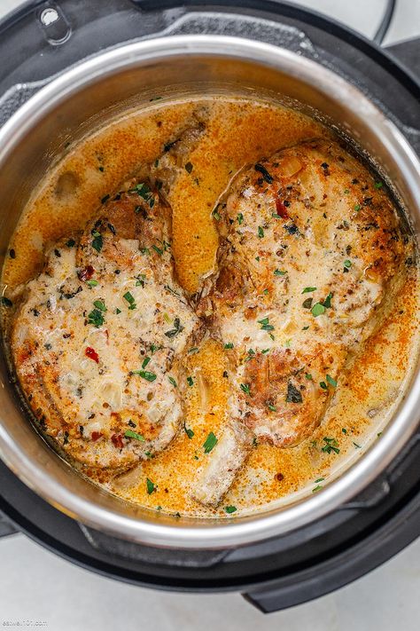 Instant Pot Pork Chops in Creamy Mushroom Sauce - #porkchops #instantpot #recipe #eatwell101 - The perfect meal for busy weeknights. These Instant Pot pork chops are an easy and delicious dinner recipe your whole family will love.  - #recipe by #eatwell101 Instapot Creamy Porkchops, Boneless Pork Chop Recipes Instant Pot Cream Of Mushroom, Porkchops Instantpot, Crockpot Express, Pork Chops And Rice, Instant Pot Pork Chops, Keto Pork, Low Carb Pork, Cooking Pork Chops