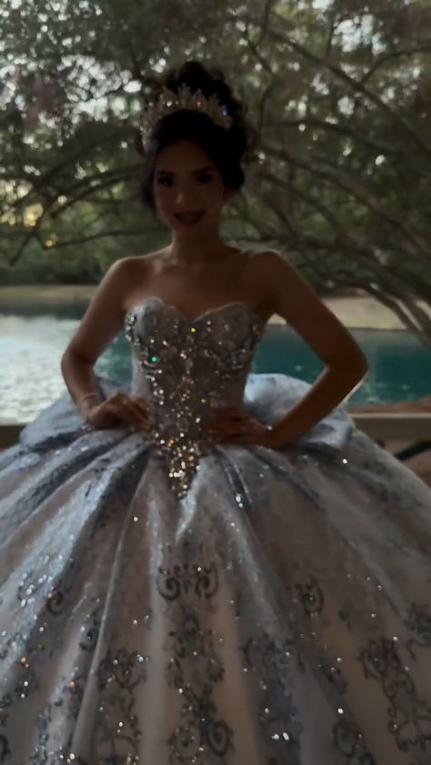 Masquerade Quinceanera Dress, Gray Quince Dress, Debut Themes Ideas, Diamond Quinceanera Theme, White And Silver Quinceanera Dresses, White Xv Dresses, Quinceanera Dresses Silver, Quinceñera Photos, Gray Quinceanera Dresses