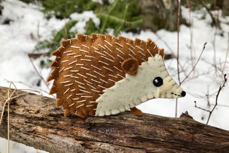 Happy the Hedgehog has been a long time coming. She has been a most popular request since I started sharing my felt ornament designs. We don’t have hedgehogs in the wild in the USA so she was… Felt Turtle, Felt Birds Ornaments, Hedgehog Ornament, Baby Mobil, Bird Christmas Ornaments, Felt Animal, Felt Embroidery, Felt Jewelry, Felt Birds