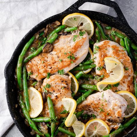 Who doesn't love a quick and nutritious skillet meal? This Creamy Skillet Chicken with Green Beans and Mushrooms is paleo, gluten free, keto, and Whole30! Creamy Skillet Chicken, High Protein Low Carb Dinner, Green Bean Recipes Skillet, Low Carb Dinner Ideas, Chicken With Green Beans, Green Beans And Mushrooms, Grilled Dinner Recipes, Green Beans Mushrooms, Blanching Green Beans