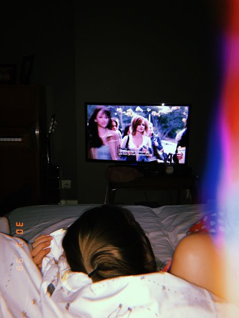 Picture from Yana De vos Netflix And Chill Couple Pictures, Netflix And Chill Aesthetic Couple, Couples Watching Tv, Netflix And Chill Couple, Klub Malam, Life Goals Quotes, Tumblr Relationship, Life Goals Pictures, Relationship Gifs