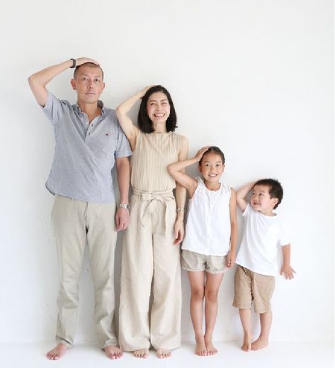 Family Portrait Photography Poses, Photoshoot Studio Ideas, Studio Family Portraits, Family Potrait, Family Photo Studio, Family Studio Photography, Family Photoshoot Poses, Fun Family Photos, Family Portrait Poses