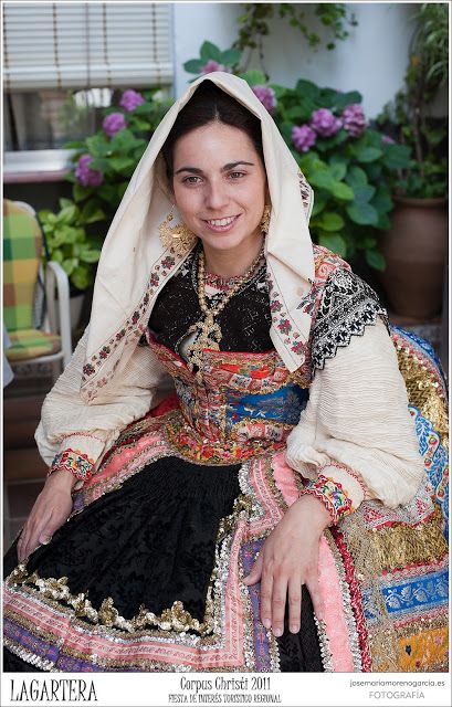 FolkCostume&Embroidery: Women's Costume and Embroidery of Lagartera, Province of Toledo, Castile, Spain Outfits For Spain, Spanish Clothing, Bride Costume, Folk Clothing, National Dress, Traditional Bride, Folk Dresses, Traditional Wedding Dresses, Folk Fashion