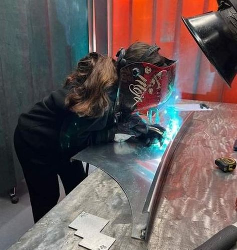 Female Welder Aesthetic, Welder Aesthetic, Female Welder, Welding Women, Women Welder, Welding Jobs, Welding Tips, Car Workshop, Welding And Fabrication