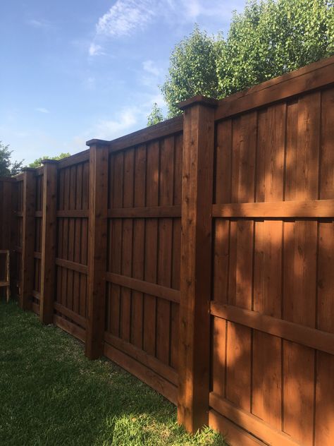 Privacy Fence Companies Plano | 8 ft Tall Board on Board Wood Fences Tall Wood Fence Ideas, 6 Ft Privacy Fence, Spanish Style Privacy Fence, Privacy Fence Around House, Tall Backyard Fence, Cedar Wood Fence Ideas, Board On Board Fence Ideas, 6 Ft Privacy Fence Ideas, Privacy Fence Options