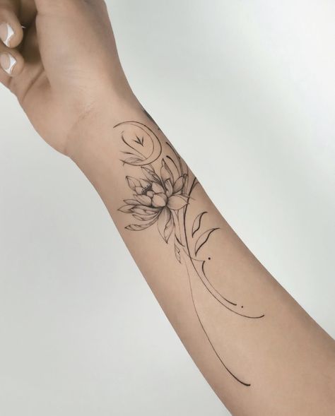 Bday Tattoo Ideas, Inner Upper Arm Tattoos, Tattoos For Grandma, Arm Wrap Tattoo, Tatoo Dog, Wrap Tattoo, Chic Tattoo, Beautiful Flower Tattoos, Upper Arm Tattoos