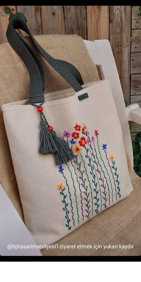 Jute Embroidery Bags, Embroidery On Handbags, Hand Embroidery Purse Design, Hand Bag Embroidery Designs, Embroidery Purse Pattern, Jute Bag Embroidery, Jute Bags Diy, Jute Bags Design Handmade, Embroidery Tote Bag Design