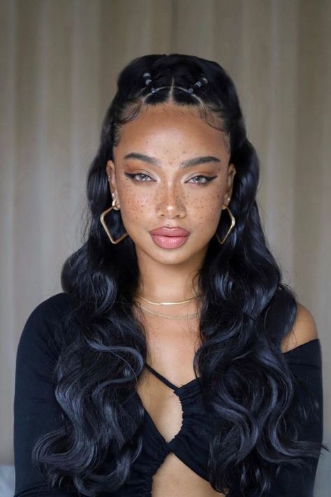 Two Front Strands Of Hair Braided, Half Up Half Down Hair Baddie, Hair Inspiration Black Women, Hairstyle Half Up Half Down, Clubbing Hairstyles, Laulanne Cecilia, Curly Half Up Half Down, Inspo Hairstyles, Half Up Hairstyles