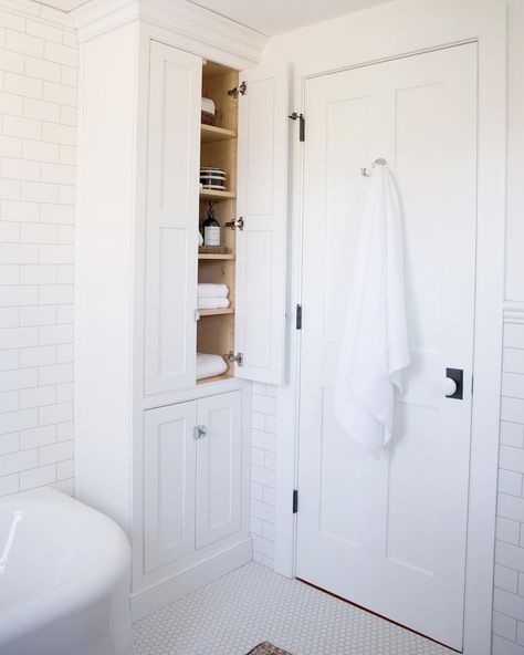 making every inch count!! We designed this floor to ceiling linen cabinet to sit in the empty space behind the door of the kid’s bathroom… Inexpensive Bathroom Remodel, Bathroom Linen Closet, Bathroom Lighting Design, Floor To Ceiling Cabinets, Bathroom Cabinets Designs, Linen Cabinets, Bathroom Linen Cabinet, Bad Inspiration, Bathroom Themes