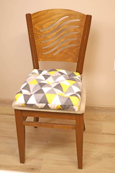 Sewing Chair Cushions Tutorials, Quilted Seat Cushions, Chair Cushions Diy, Diy Pillow Chair, Diy Chair Cushions, Hello Sewing, Sewing Chair, Cushion Tutorial, Handmade Chair