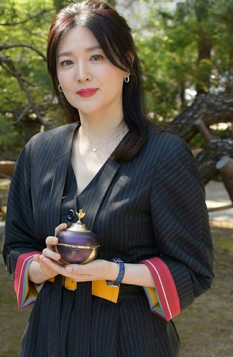 Lee Young Ae, Butterfly Music, Lee Young, Professional Dresses, Sweet Heart, How To Pose, Korean Actress, Korean Beauty, Guys And Girls