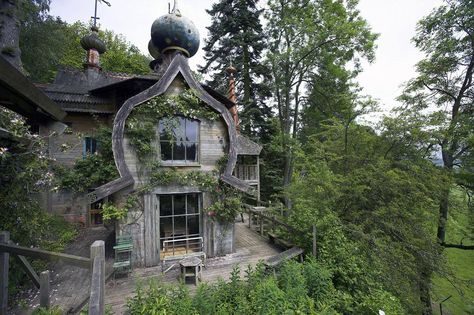 Dacha Ludlow, built in 1990 in Ludlow, Shropshire, England. An English reinterpretation of a dacha with the distinct features of Russian Orthodox church architecture. (Photo: folliesofeurope.com). Creepy Beautiful, Architecture Cool, Russian Architecture, Unusual Homes, Abandoned House, Abandoned Mansions, Abandoned Buildings, Old Buildings, Abandoned Houses