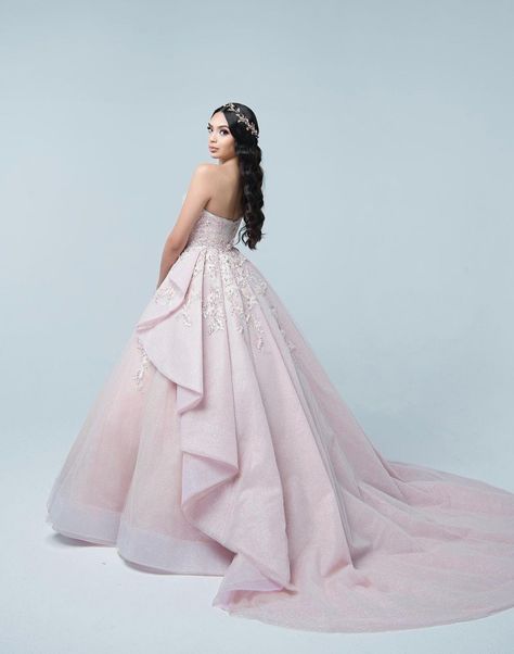 Quince Picture Ideas, Right Wedding Dress, New Bridal Dresses, Weird Colors, Quinceanera Photoshoot, Debut Photoshoot, Quinceanera Photography, Gown Pictures, Bridal Dresses Pakistan