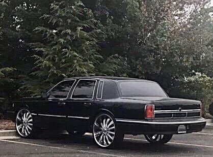 1997 Lincoln town car on 26s black on black Black Limo Aesthetic, 2011 Lincoln Town Car, 1995 Lincoln Town Car, 1977 Lincoln Continental Town Car, Hot Tub House, Spooky Halloween Pictures, 1997 Lincoln Town Car, Black Limousine, Beach Tattoo