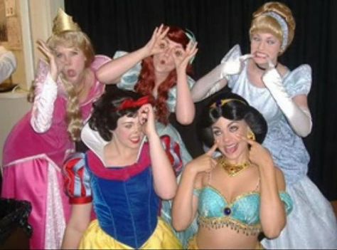 Disney Princess' At It Again (LOL) Five People Halloween Costumes, 5 Group Halloween Costumes, Top 10 Halloween Costumes, Disney Princess Funny, Goofy Disney, Group Of Five, Funny Video Clips, Snow White And The Seven Dwarfs, Disney Friends