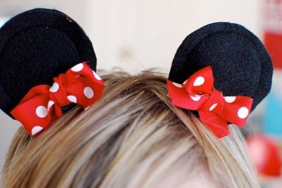 These were so easy. Four circles of felt (used the bottom of a cup as a guide), sewn together (you could probably even glue) and then hot glued bows and alligator clips on. Kids Disney Outfits, Disney Time, Ear Hair, Minnie Mouse Ears, Minnie Mouse Party, Disney Ears, Minnie Mouse Birthday, Disney Diy, Disney Crafts