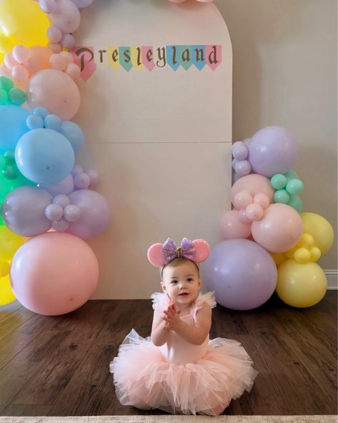 Disneyland 1st Birthday Outfit, 1st Birthday Disney Theme, Disney 1st Birthday Girl, Disney First Birthday Girl, 1st Birthday Girl, Disney Birthday Party, Disney Theme Party, Birthday Disney, Minnie Party