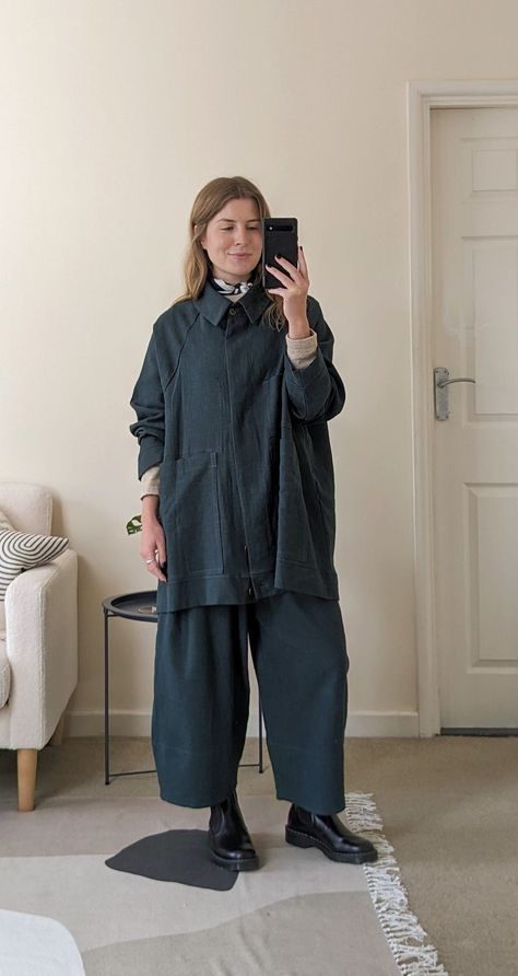 Do you wear oversized clothing if you're petite? I do. And I break a whole load of other style 'rules' we're told to follow. Read more here: https://angharadjones.substack.com/p/7-style-rules-i-always-ignore All Black Oversized Outfit, Petite Oversized Outfits, Oversized Work Outfit, Japandi Outfits, Oversized Pullover Outfit, Japandi Fashion, Chic Edgy Outfits, Cleaning Outfit, Wabi Sabi Fashion