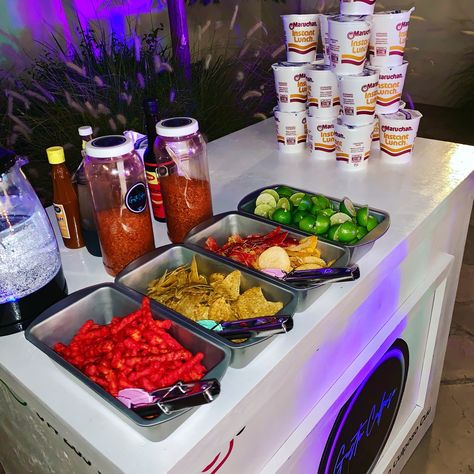 No olvides‼️ Nuestro servicio de Maruchan atendemos apartir de 50 personas…. 🥳#snacks #chihuhua #eventnunu #cuu Xv Snack Table, Maruchan Wedding, Snack Bar Quince, Snack Wedding Table, Maruchan Cart Quince, Snack Bar Party Ideas, Quince Snack Bar, Maruchan Party Ideas, Maruchan Bar For Party