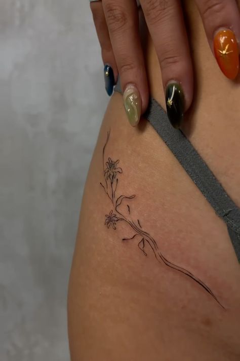 Tatoos Forearm Woman, Myself Tattoo Ideas, Dainty Moth Tattoo, Tattoo For Mum, Dainty Floral Tattoo, Flower Tattoo Thigh, Symbols Tattoos, Small Back Tattoos, Basic Tattoos