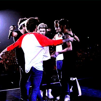 Wallpaper One Direction, One Direction Group, Hug Gif, Group Hug, One Direction Wallpaper, Harry Styles Imagines, One Direction Videos, One Direction Pictures, 1d And 5sos