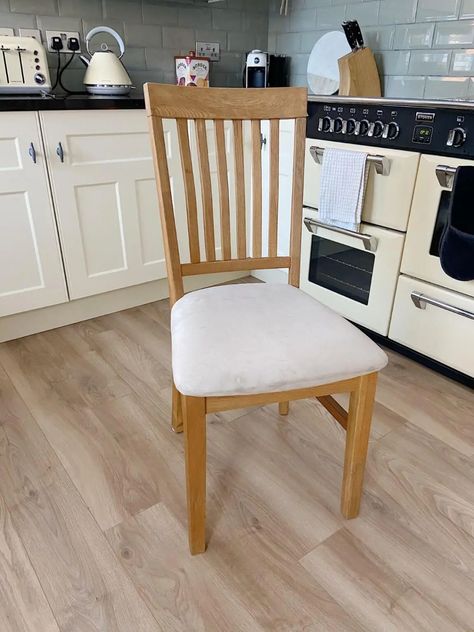 Diy Furniture Covers, Upcycled Dining Chairs, How To Upholster, Dining Chair Makeover, Pine Dining Chairs, Recovering Chairs, Dining Chairs Diy, Upcycle Chair, Reupholster Chair Dining