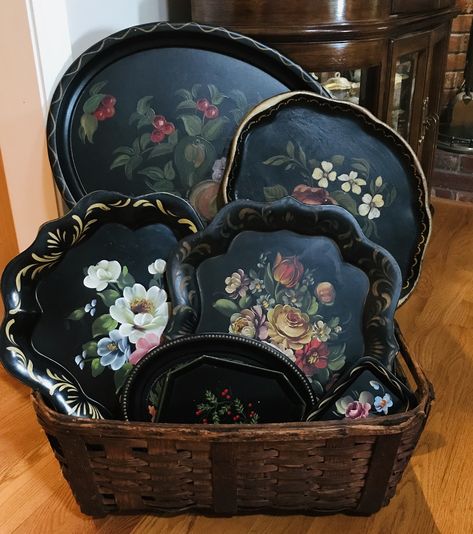 Metal Tray Decor Ideas, Metal Tray Decor, Tole Trays, Thrifty Crafts, Vintage Metal Trays, Antique Vintage Decor, Tole Tray, Black Tray, Painted Trays