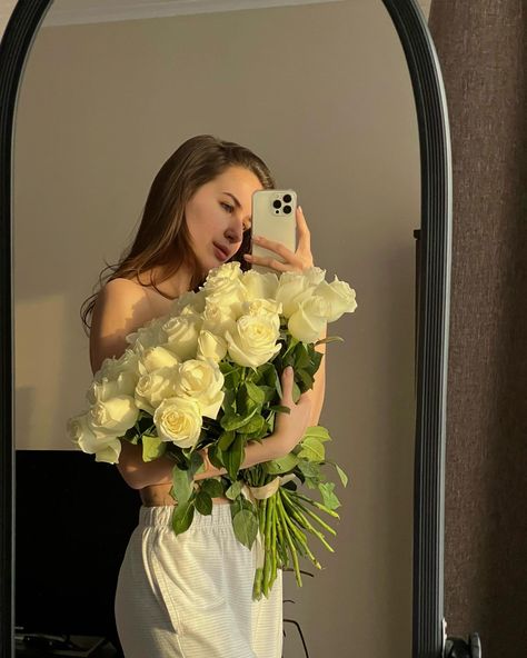 Flower Bouquet Pictures, Birthday 22, Flower Photoshoot, Text On Photo, Birthday Flowers, Birthday Photoshoot, Instagram Aesthetic, Flowers Bouquet, Selfies