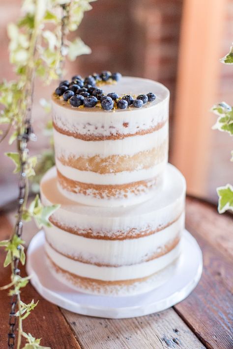 Blueberries Photography, Raspberry Cream Cheese Frosting, Cake With Blueberries, Classic Wedding Cake, Beach Wedding Cake, Vintage Elements, Cake Trends, Wedding Inside