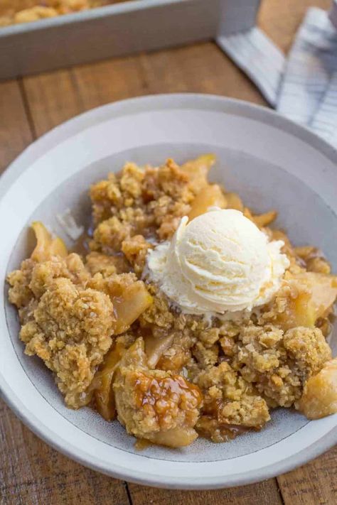 Ultimate Apple Crisp is a fall favorite full of sliced apples, cinnamon, brown sugar, butter, and crispy baked oats ready in just 45 minutes! Oats Dessert, Homemade Apple Cobbler, Aussie Recipes, Apple Crisp Without Oats, Slow Cooker Apple Crisp, Crockpot Apple Crisp, Apple Crisp Topping, Slow Cooker Apple, Caramel Apple Crisp