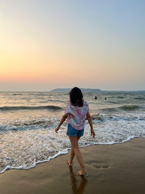 Sea Beach Pose For Women, Indian Beach Photos, Picture Ideas On Beach, Puri Odisha Aesthetic, Puri Beach Aesthetic, Goa Photoshoot Ideas, Goa Poses For Women, Sea Poses Photo Ideas, Mumbai Outfits