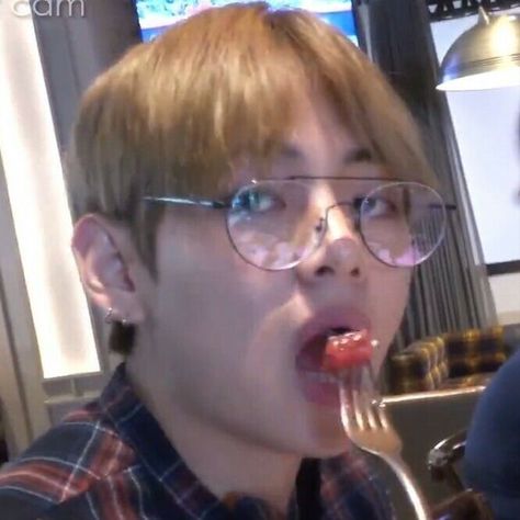 Eating Strawberry, Kim Taehyung, Twitter