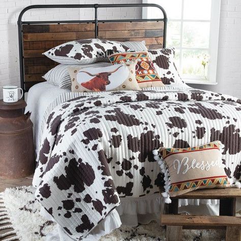 Cowhide Bedding Cow Print Quilt, Western Room Ideas, Cowgirl Bedroom, Western Bedrooms, Rustic Bedroom Design, Western Bedroom Decor, Western Rooms, Western Bedding, Western Bedroom