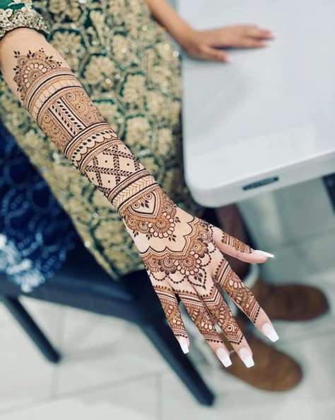 Fashion Designer Aesthetics, Bridal Mehndi Design, Mehndi Designs Bridal Hands, Bridal Henna Designs, Simple Mehndi Designs Fingers, Full Mehndi Designs, Latest Bridal Mehndi Designs, Wedding Outfit Ideas, Wedding Mehndi Designs