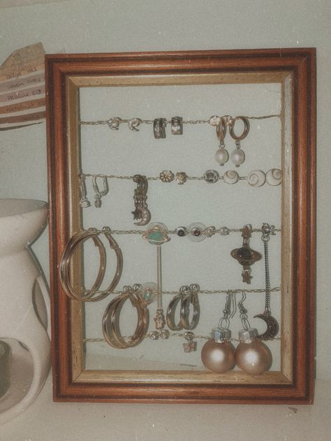 Aesthetic Earring Holder, Diy Earring Display, Aesthetic Earring, Earrings Holder, Earrings Display, Picture Frame Crafts, Aesthetic Earrings, Diy Earring, Earring Holder