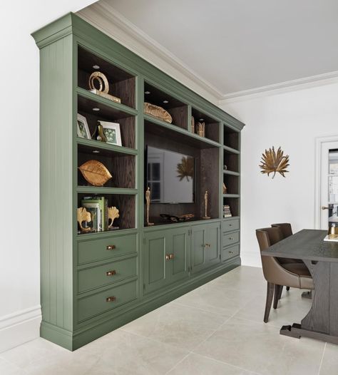 Bookcase In Living Room, Green Bookcase, Cabinetry Living Room, Built In Bookshelf, Paint Book, Bookshelf Inspiration, Deco Paint, House Of Beauty, Room Walls