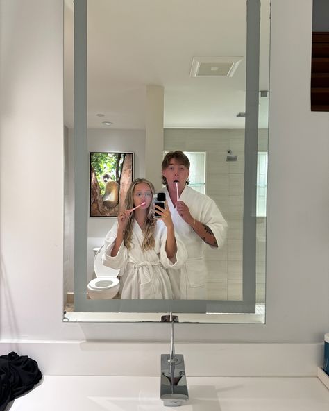 Honeymoon Couple Pictures, Honeymoon Asthetic, Honeymoon Beach Pictures, Honeymoon Photo Ideas, Honeymoon Aesthetic, Couple Honeymoon, Honeymoon Couple, Honeymoon Vibes, Honeymoon Photography