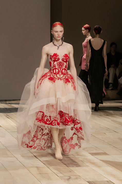 Sarah Burton Alexander Mcqueen, Sarah Burton Mcqueen, Alexander Mcqueen Sarah Burton, Alexander Mcqueen Dress Haute Couture, Alexander Mcqueen Haute Couture, Mcqueen Couture, Alexander Mcqueen Couture, Structured Dresses, Alexander Mcqueen Runway