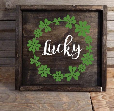 Lucky... St Patrick's Day wood sign Diy St Patricks Day Decor, Sant Patrick, St Patricks Decorations, St Patricks Crafts, St Patrick's Day Decorations, St Patrick's Day Crafts, Wood Frame Sign, St Paddys Day, Happy St Patricks Day