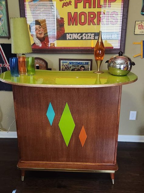 Mid Century Bar Design, Organize Under Kitchen Sink, Vintage Bars, Bar Makeover, Vintage Home Bar, Mcm Bar, Retro Homes, Cat Bar, Midcentury Decor